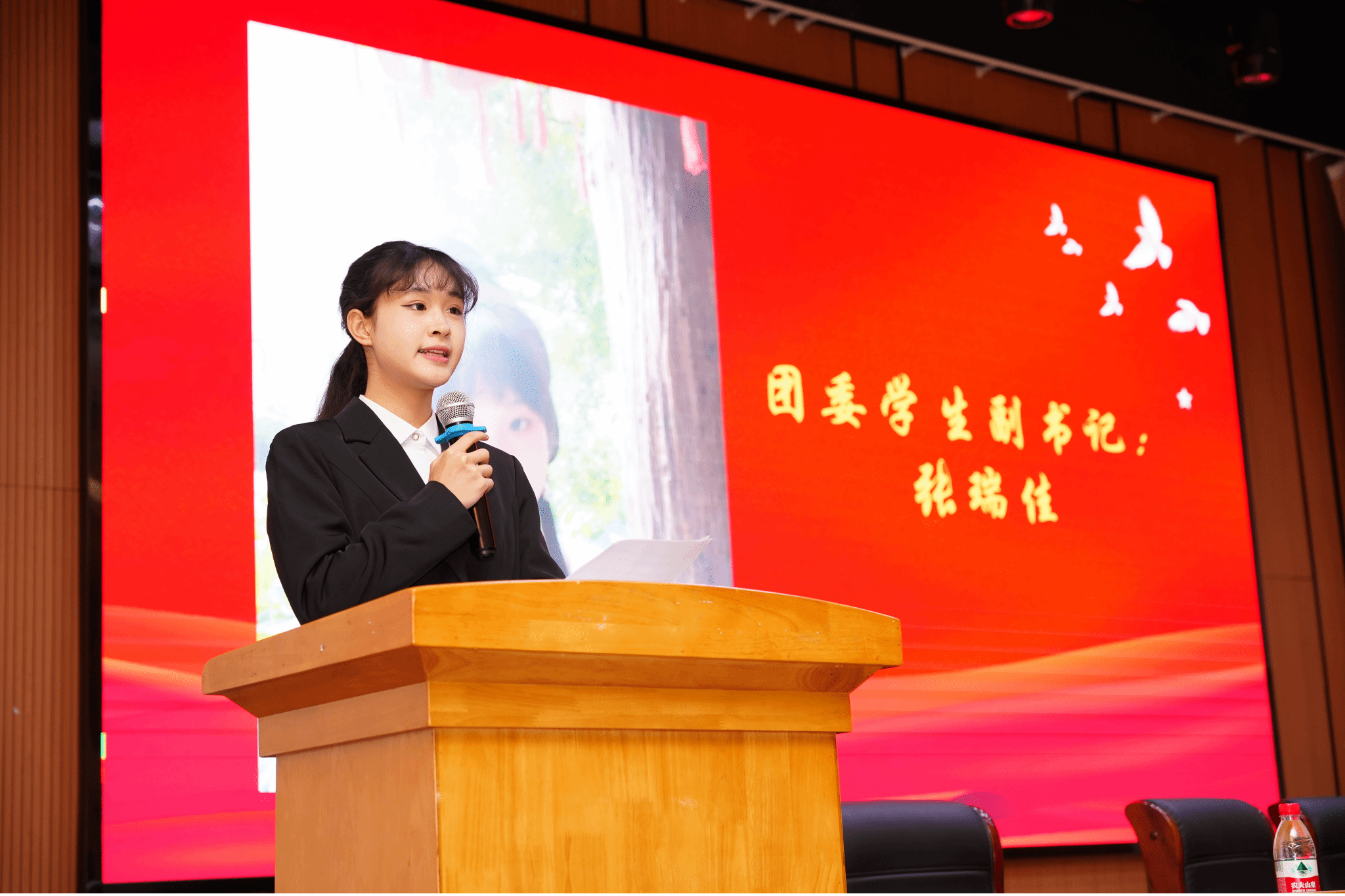 从“粉发少女”到闪光青年:张瑞佳的自强答卷